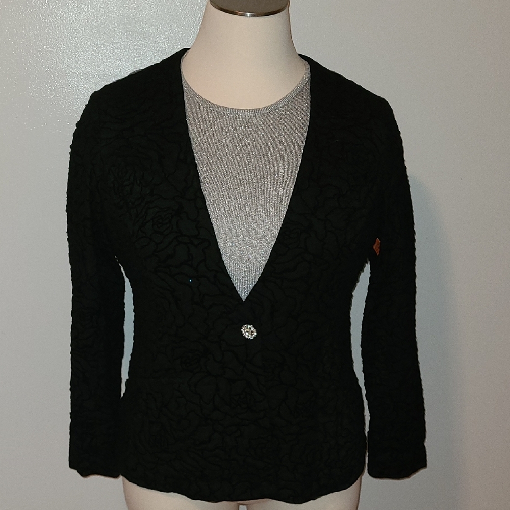 Studio Black Blazer with Notched Lapel and Fitted Style